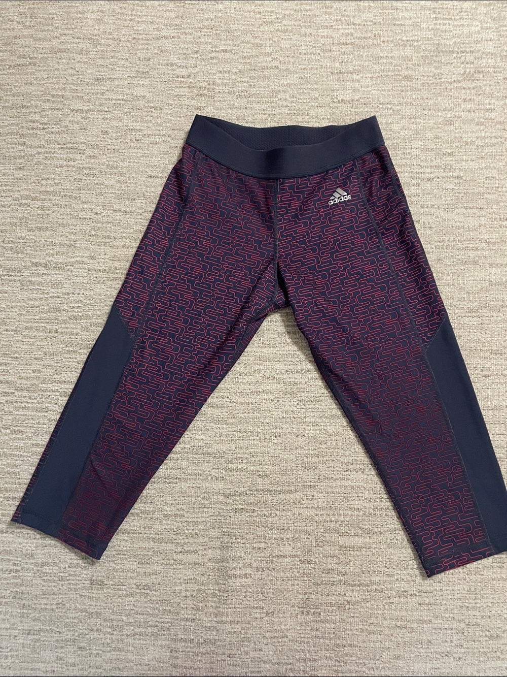 Adidas Bunale - 2
Leggings (S) & Sweatshirt (M) - Picture 5 of 16